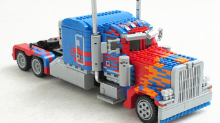 Esta réplica de Optimus Prime en Lego se puede transformar en robot